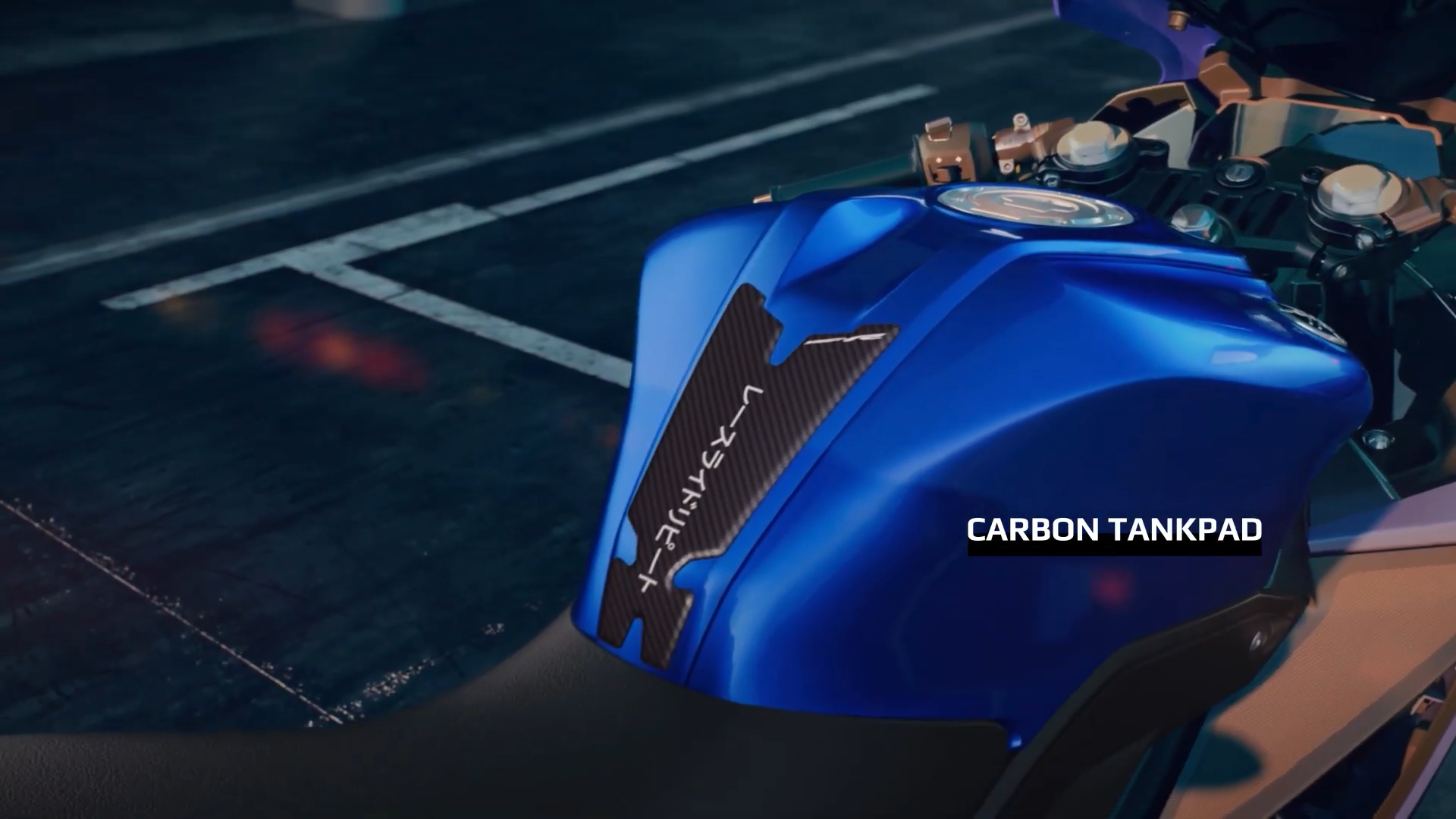 作為一台仿賽，怎麼能沒有碳纖維紋路的油箱防滑貼呢